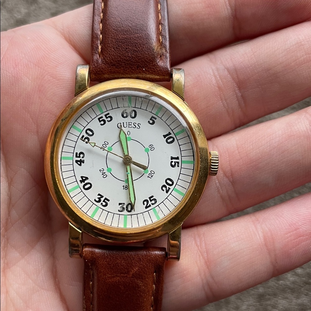 •GUESS• Vintage 1993 Analog Watch >> gold tone >> water resistant